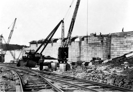 Construction of the Carron dam
